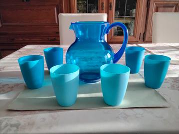 Mooie blauwe waterkan en 6 blauwe bekers beschikbaar voor biedingen