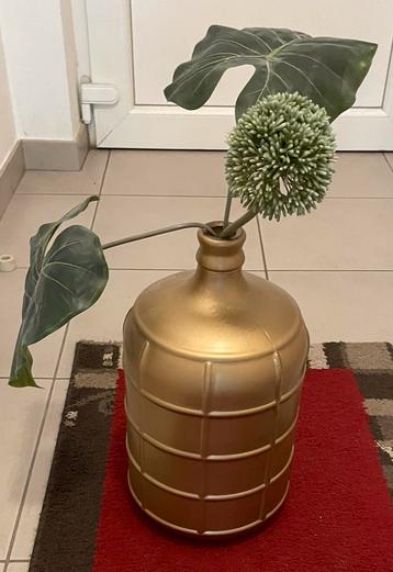 Vaas in goudkleur 40cm hoog beschikbaar voor biedingen