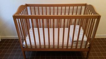 Houten Babybed met Matras – Voor een Droomachtige Nachtrust! beschikbaar voor biedingen