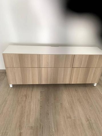 Lage wandkast beschikbaar voor biedingen
