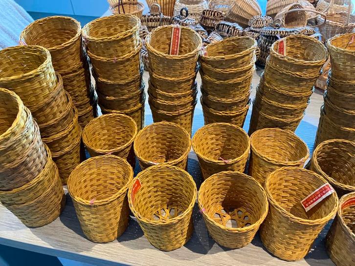 Lot van 50 schattige kleine gele mandjes rotan, Huis en Inrichting, Woonaccessoires | Schalen en Manden, Zo goed als nieuw, Ophalen