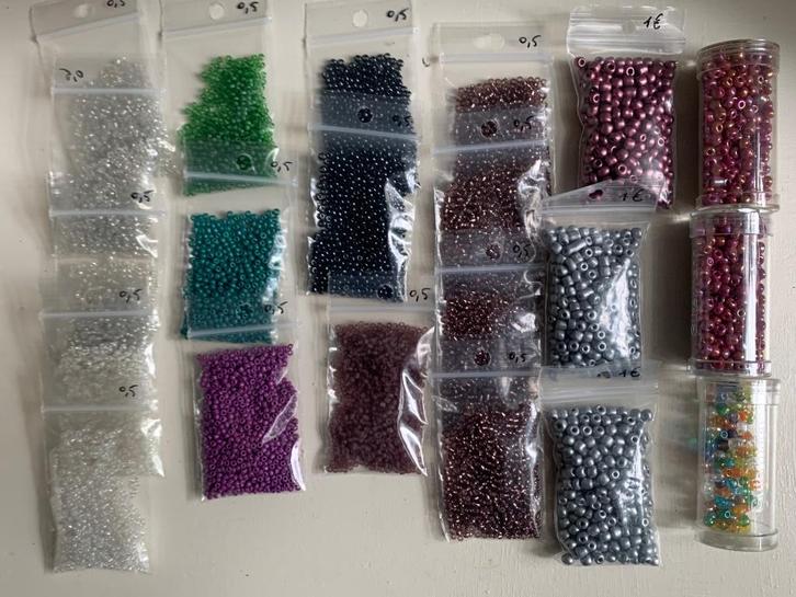 Assortiment 21 pakketjes rocailles, Hobby en Vrije tijd, Kralen en Sieraden maken, Nieuw, Kraal, Ophalen of Verzenden