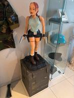 Lara Croft op stoere vintage leger kist, Verzamelen, Ophalen, Gebruikt