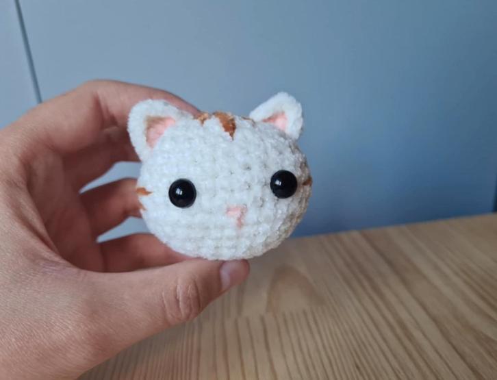 Petite tête de chat fait en crochet, Enfants & Bébés, Jouets | Peluches, Neuf, Chat, Enlèvement ou Envoi