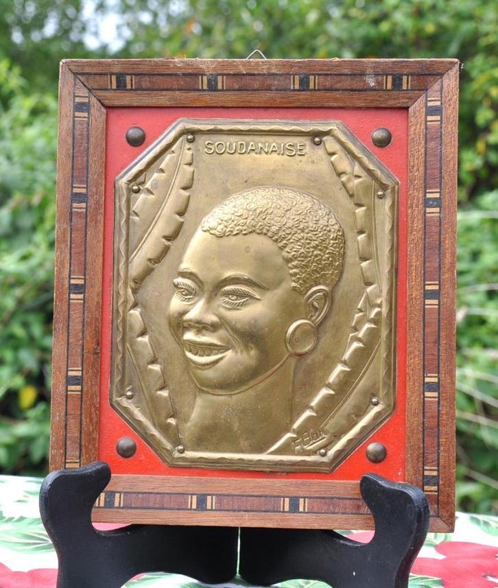cadre bois avec personnage africain soudanaise signé F.bar, Antiquités & Art, Antiquités | Bronze & Cuivre, Cuivre, Enlèvement ou Envoi
