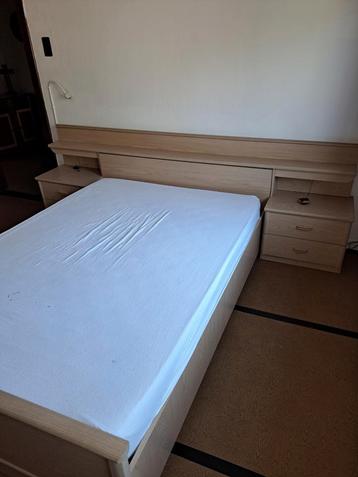 Chambre moderne. disponible aux enchères