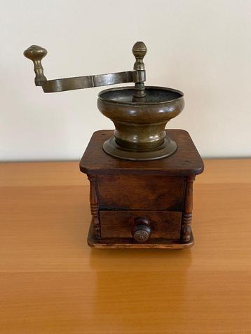 Oude koffiemolen beschikbaar voor biedingen