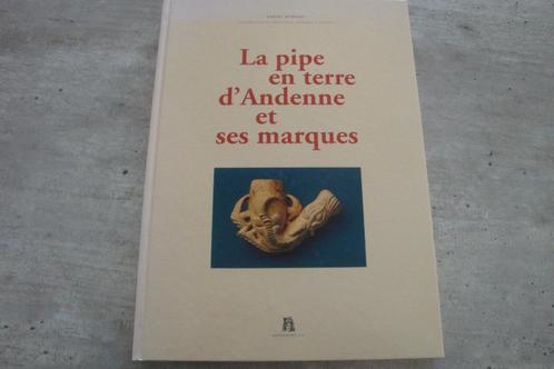 LA PIPE EN TERRE D' ANDENNE ET SES MARQUES, Boeken, Overige Boeken, Gelezen, Ophalen of Verzenden