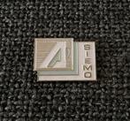PIN - SIEMO - LANBOUWMACHINES - MACHINE - LANDBOUW, Verzamelen, Speldjes, Pins en Buttons, Verzenden, Gebruikt, Overige onderwerpen
