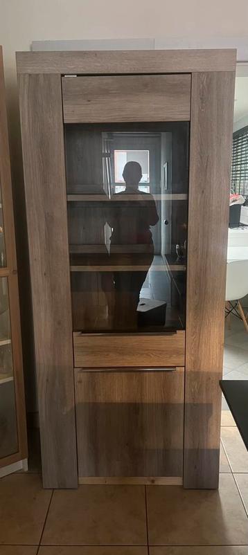 Vitrinekast, dressoir en salontafel beschikbaar voor biedingen