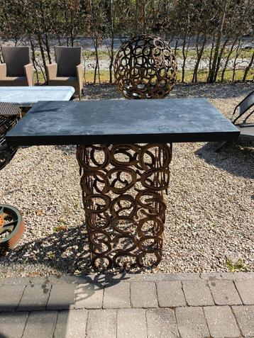 Bijzettafel , bbq tafel blauwe steen en hoefijzers beschikbaar voor biedingen
