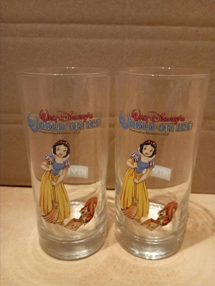 Twee glazen Walt Disney's World on ice Sneeuwwitje, Verzamelen, Disney, Zo goed als nieuw, Servies, Sneeuwwitje of Doornroosje