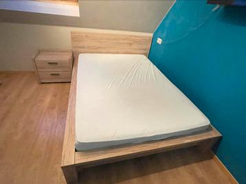 Bed (matras + lattebodem) nachtkastje en bureau beschikbaar voor biedingen