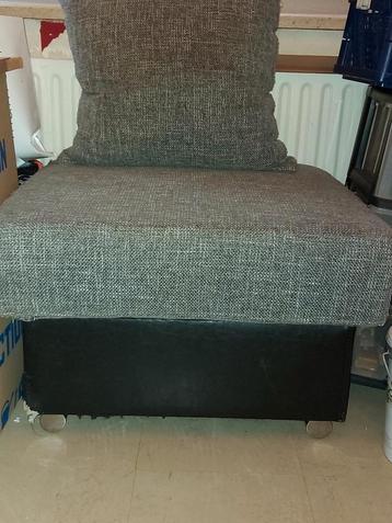 Poef,grijs beschikbaar voor biedingen