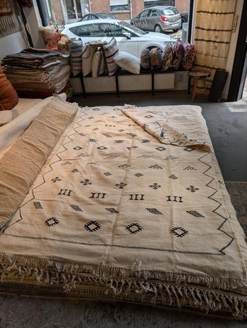 nieuw berbertapijt met pouf beschikbaar voor biedingen