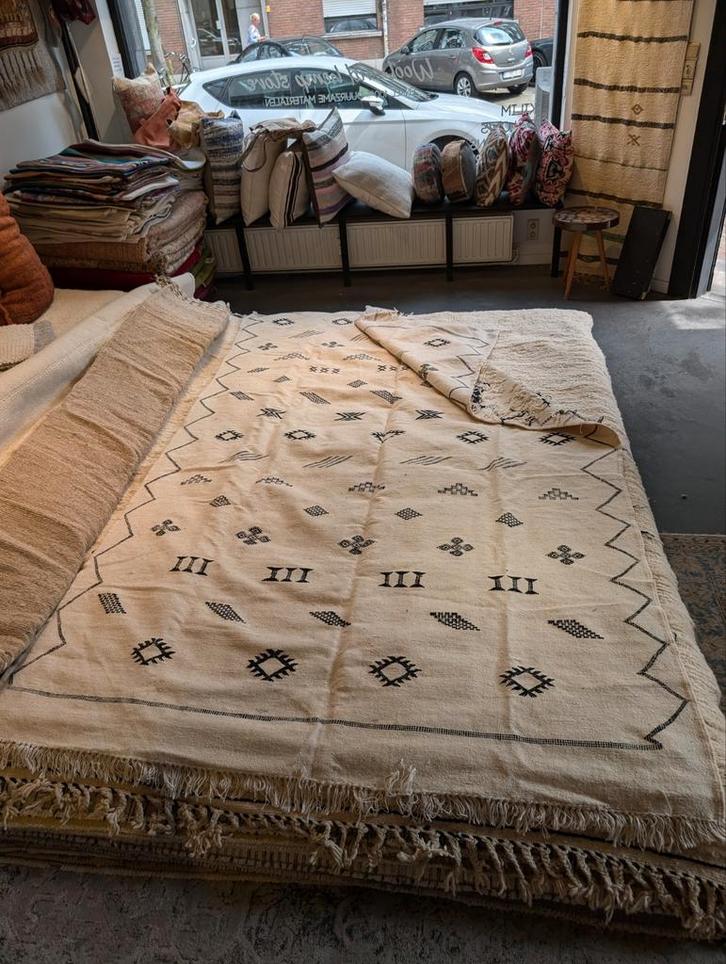 nieuw berbertapijt met pouf, Huis en Inrichting, Stoffering | Tapijten en Vloerkleden, Nieuw, Ophalen