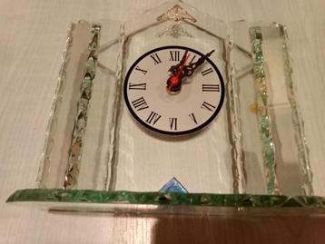 Horloge décorative en verre avec effets de couleurs  rebords