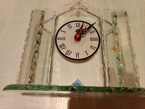 Horloge décorative en verre avec effets de couleurs  rebords, Antiquités & Art, Antiquités | Horloges, Enlèvement