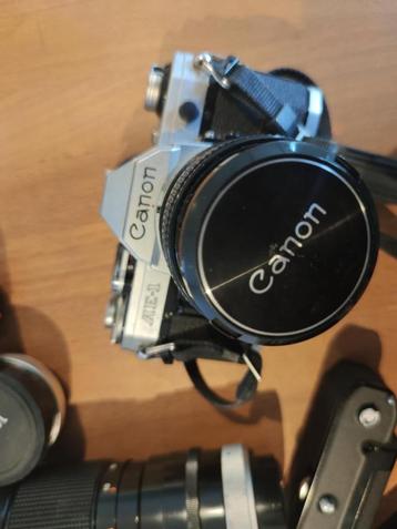 Canon AE 1 et plusieurs objectifs Canon FD + accessoires beschikbaar voor biedingen