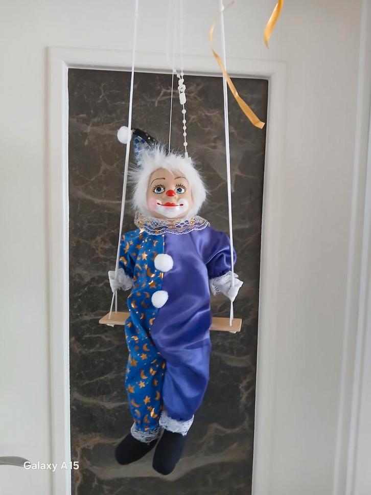 Clown pop op schommel. 50 cm., Verzamelen, Poppen, Zo goed als nieuw, Pop, Ophalen of Verzenden