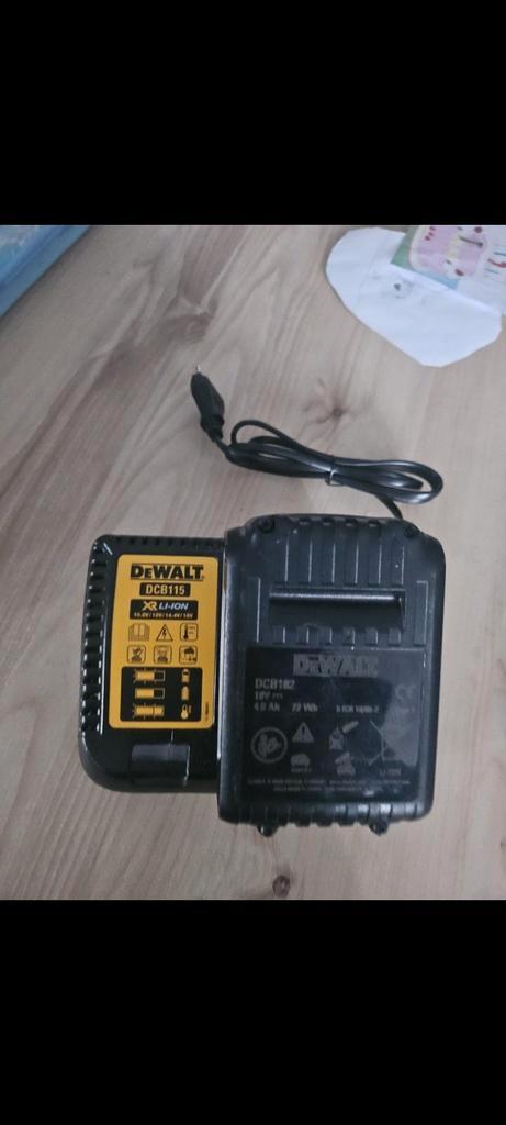 DeWalt DCB115 batterij lader + DCB182 18V 4.0 Ah batterij, Doe-het-zelf en Bouw, Gereedschap | Machine-onderdelen en Toebehoren
