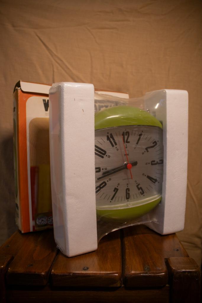 Green Space Age SHG Wall Clock Type WQ 06, Antiek en Kunst, Curiosa en Brocante, Ophalen of Verzenden