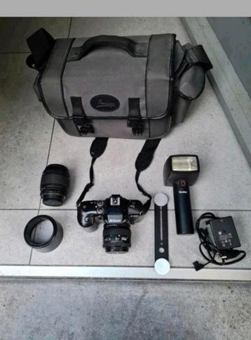 Appareil photo Nikon F400x, objectif supplémentaire et acces