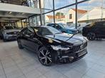 Volvo S90 PLUS DARK B4 HYBRID BENZINE AUTOMAAT (bj 2023), Auto's, Gebruikt, 4 cilinders, 1969 cc, Zwart