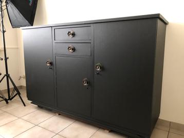 Armoire noire mate