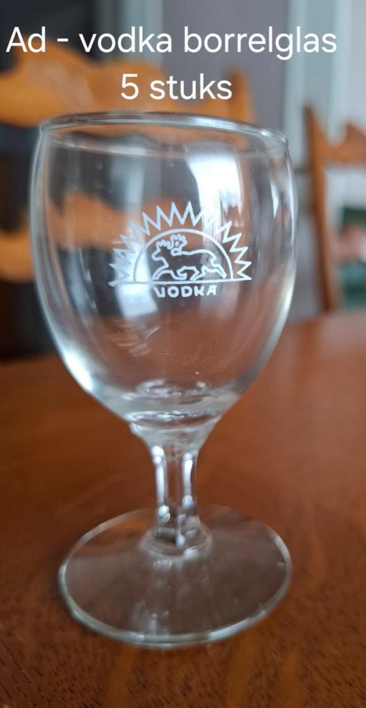 Set van 5 vodka borrelglazen met logo, Verzamelen, Glas en Drinkglazen, Zo goed als nieuw, Ophalen of Verzenden