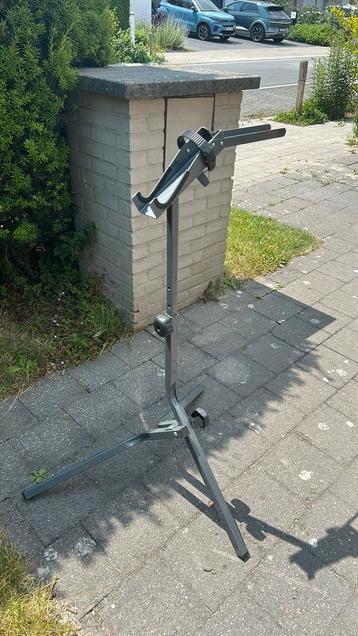 Fietsmontage standaard beschikbaar voor biedingen
