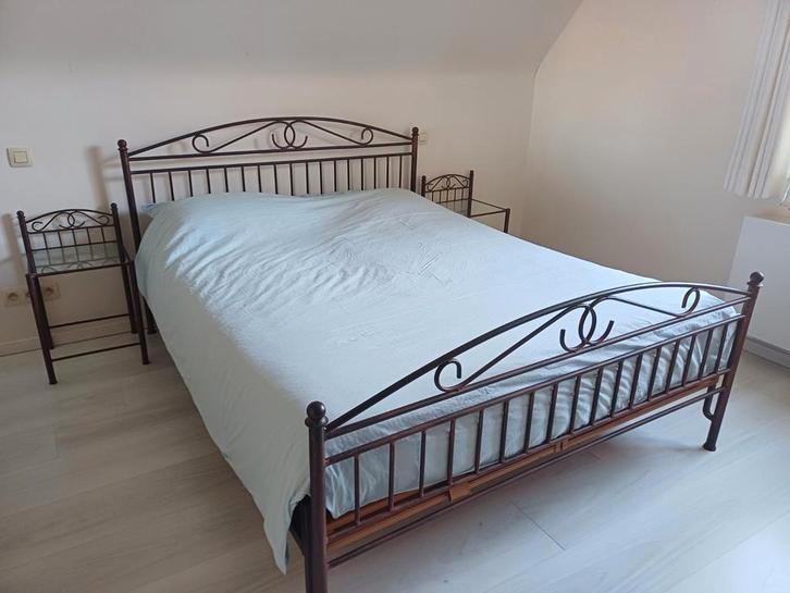 Mooi smeedijzeren bed mét 2 lattenbodems en 2 nachtkastjes, Huis en Inrichting, Slaapkamer | Bedden, Ophalen