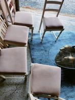 Stoelen met salontafel met tapijt  Voor een prijs van 100 eu, Huis en Inrichting, Stoelen, Ophalen of Verzenden, Zo goed als nieuw