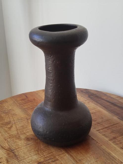 Vintage ‘80 donkerbruine Brutalistische vaas- zandlopermodel, Huis en Inrichting, Woonaccessoires | Vazen, Zo goed als nieuw, Overige kleuren