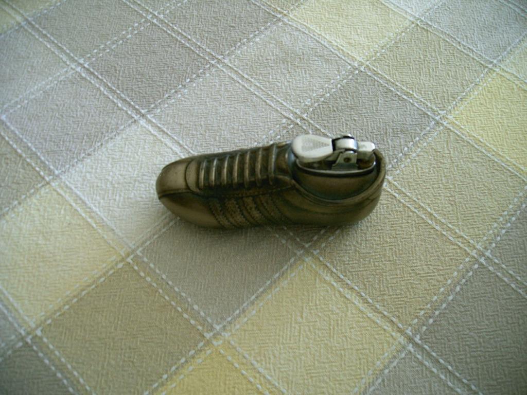 Briquet en forme de chaussure de football, Collections, Enlèvement ou Envoi, Briquet