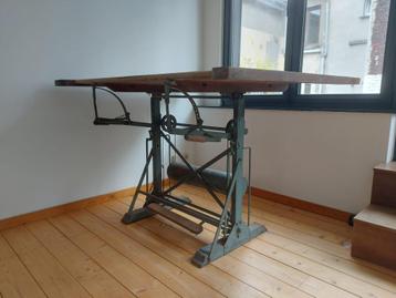 Architectentafel uit het begin van de 20e eeuw beschikbaar voor biedingen