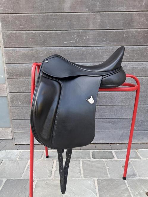 Bates dubbel leer dressuurzadel 17inch, Dieren en Toebehoren, Paarden en Pony's | Zadels, Zo goed als nieuw, Dressuur, Ophalen of Verzenden