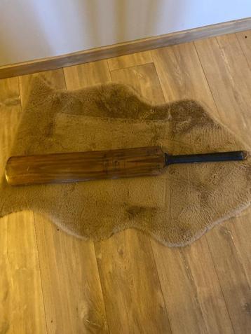Antieke cricket bat beschikbaar voor biedingen
