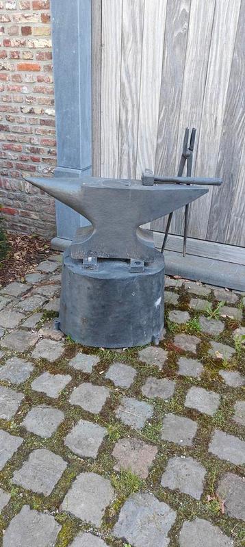 Super mooi hamer en aambeeld beschikbaar voor biedingen