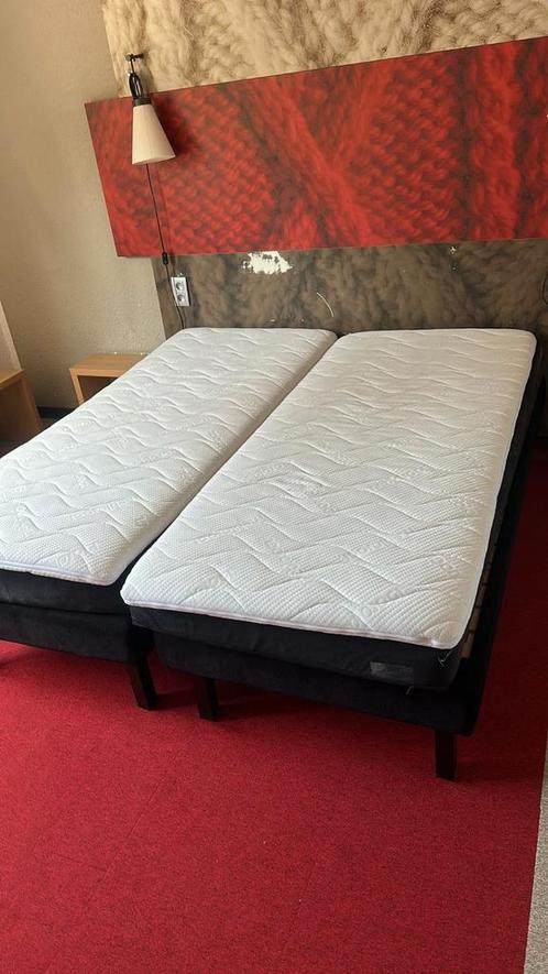 Lit double composé de 2 sommiers et 2 matelas 40 pièce, Huis en Inrichting, Slaapkamer | Boxsprings, Zo goed als nieuw, Zwart