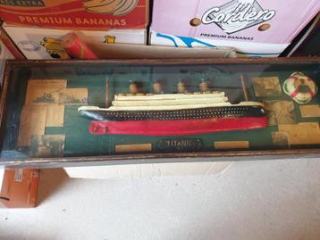 Boot in schildery titanic beschikbaar voor biedingen