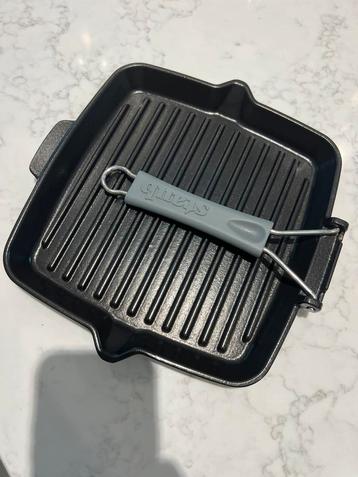 Plaque à griller Staub 24 x 24 cm à l'état neuf, Enlèvement ou Envoi, Comme neuf, Poêle à frire ou Sauteuse, Plaque céramique