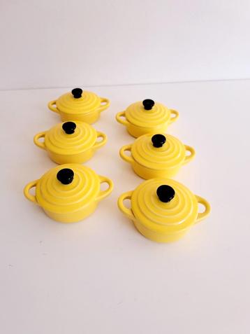 Zes kleurrijke mini cocottes  beschikbaar voor biedingen