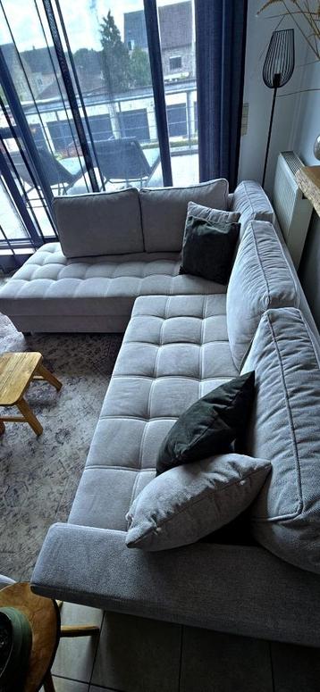 Comfortabele lichtgrijze zetel met bijpassende lounge stoel beschikbaar voor biedingen