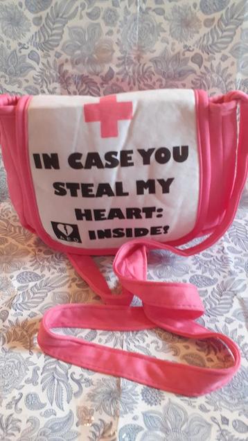 Sac bandoulière trousse vol de cœur  beschikbaar voor biedingen