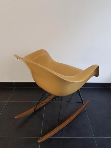 Herman Miller Eames RAR rocking chair in glasvezel beschikbaar voor biedingen