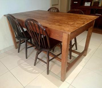 Oude eettafel en 4 Windsor stoelen.  beschikbaar voor biedingen