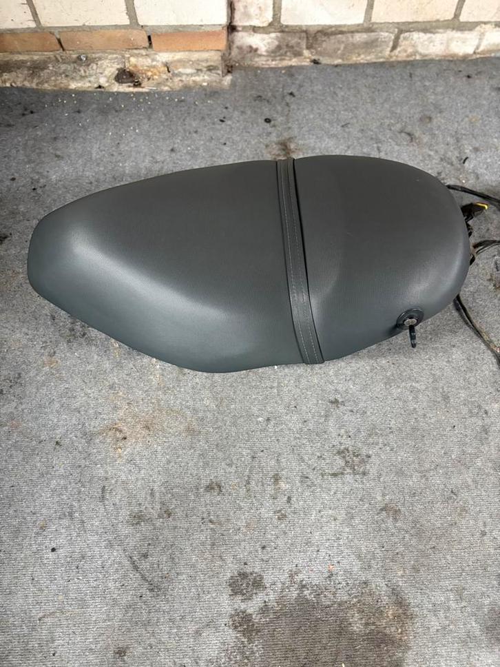 Piaggio zip zadel + buddybak, Fietsen en Brommers, Brommeronderdelen | Scooters, Zo goed als nieuw, Aprilia, Uitlaat, Ophalen