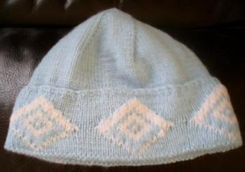 Zelfgebreide muts beschikbaar voor biedingen