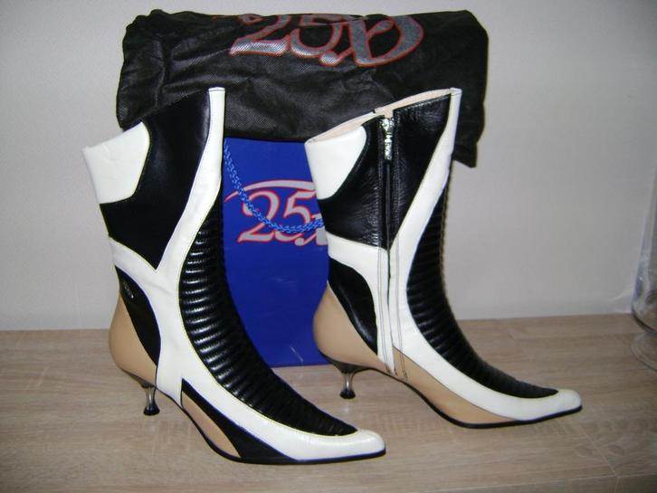 25X by PRADA laarzen-leder-41- als nieuw-lagere vraagprijs, Kleding | Dames, Schoenen, Zo goed als nieuw, Hoge laarzen, Wit, Ophalen of Verzenden